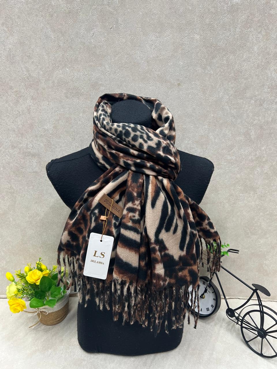 На фото 1 - Мягкий палантин из кашемира мультицвет