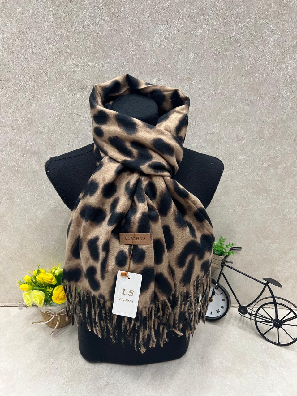 На фото 1 - Мягкий палантин из кашемира мультицвет