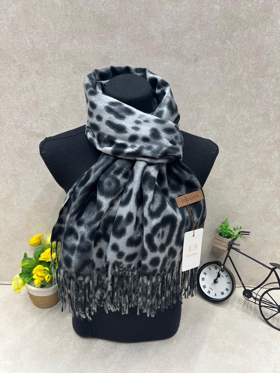 На фото 1 - Мягкий палантин из кашемира мультицвет