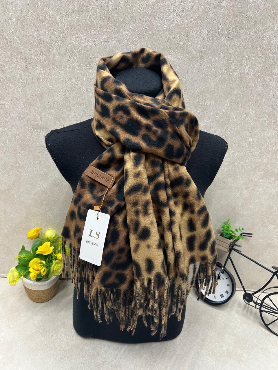 На фото 1 - Мягкий палантин из кашемира мультицвет