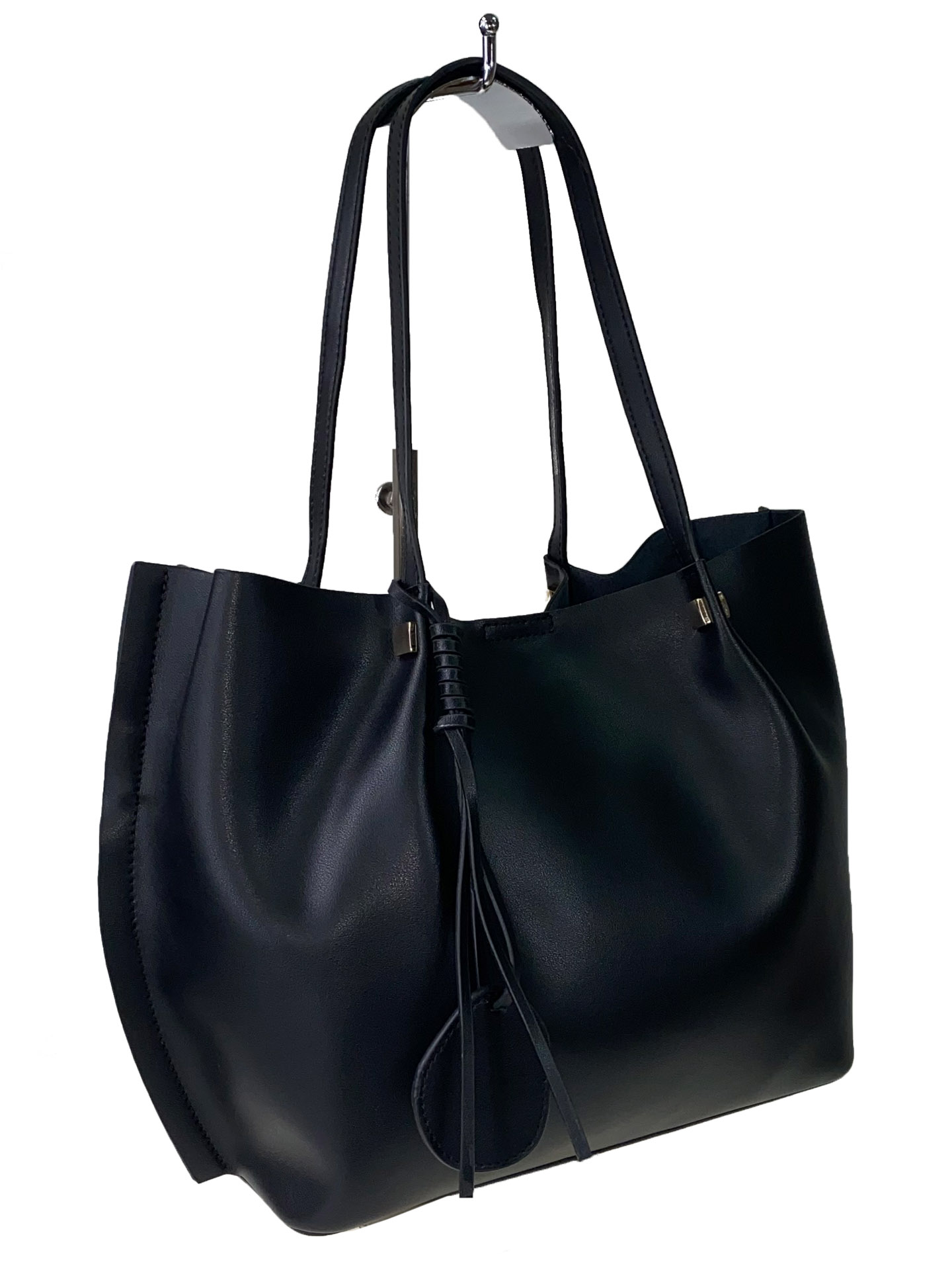 На фото 1 - Кожаная сумка с подвеской, цвет чёрный