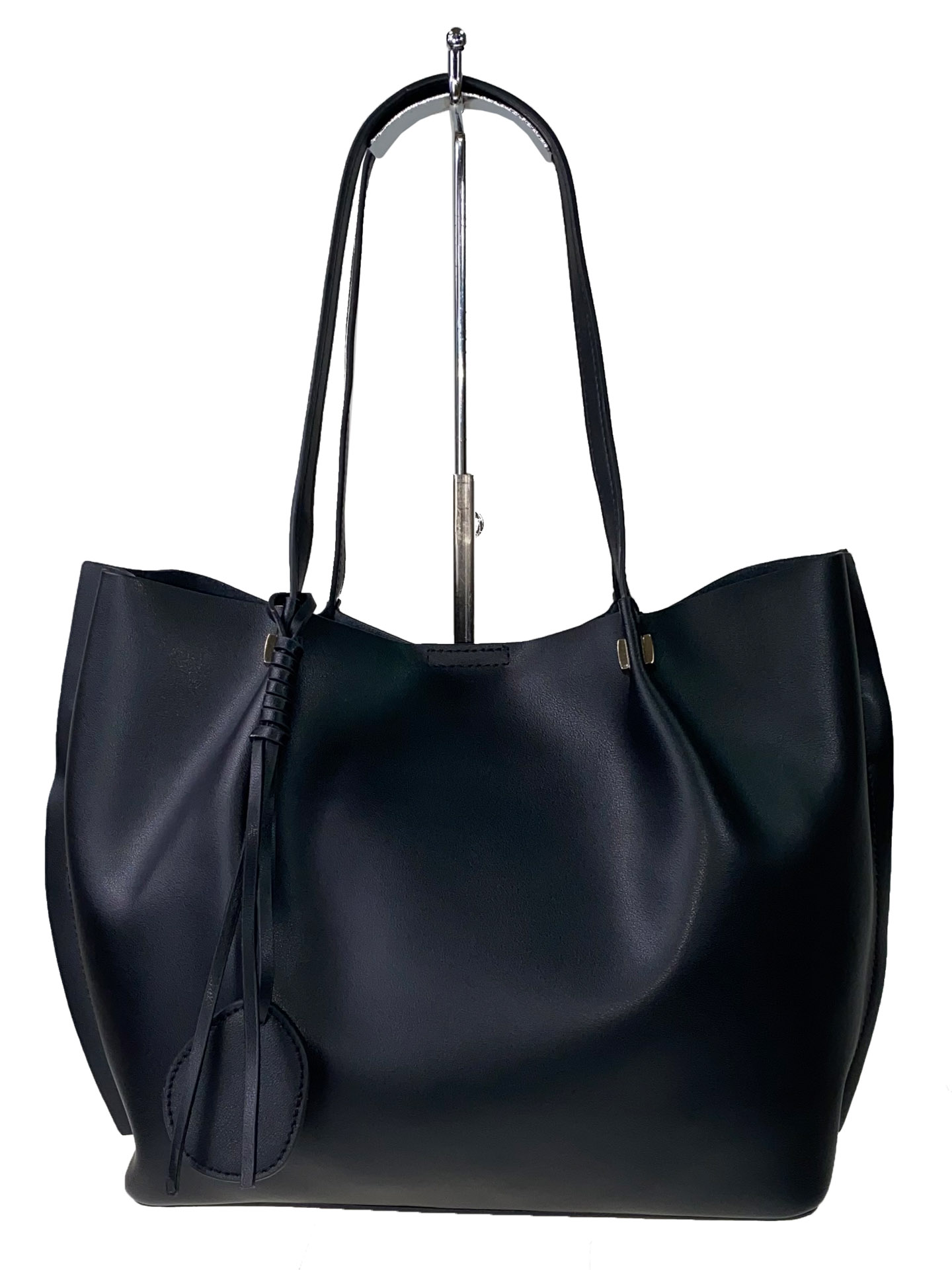 На фото 2 - Кожаная сумка с подвеской, цвет чёрный