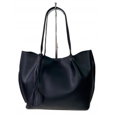 На фото 2 - Кожаная сумка с подвеской, цвет чёрный