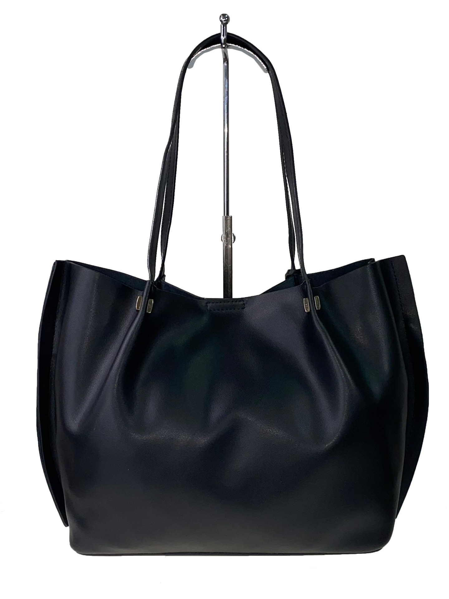 На фото 3 - Кожаная сумка с подвеской, цвет чёрный
