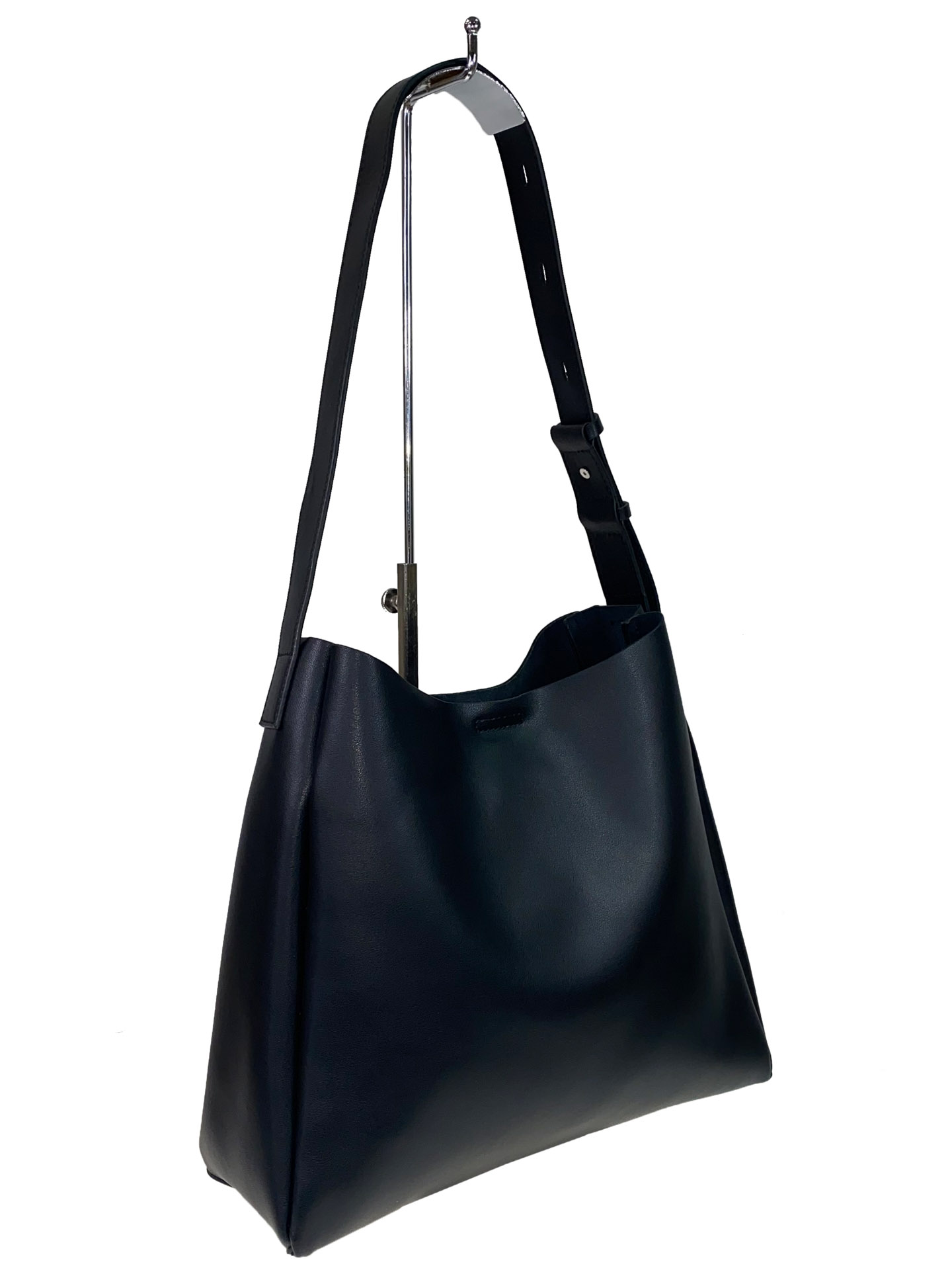 На фото 1 - Женская кожаная сумка на широком ремне, цвет чёрный