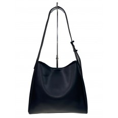На фото 2 - Женская кожаная сумка на широком ремне, цвет чёрный