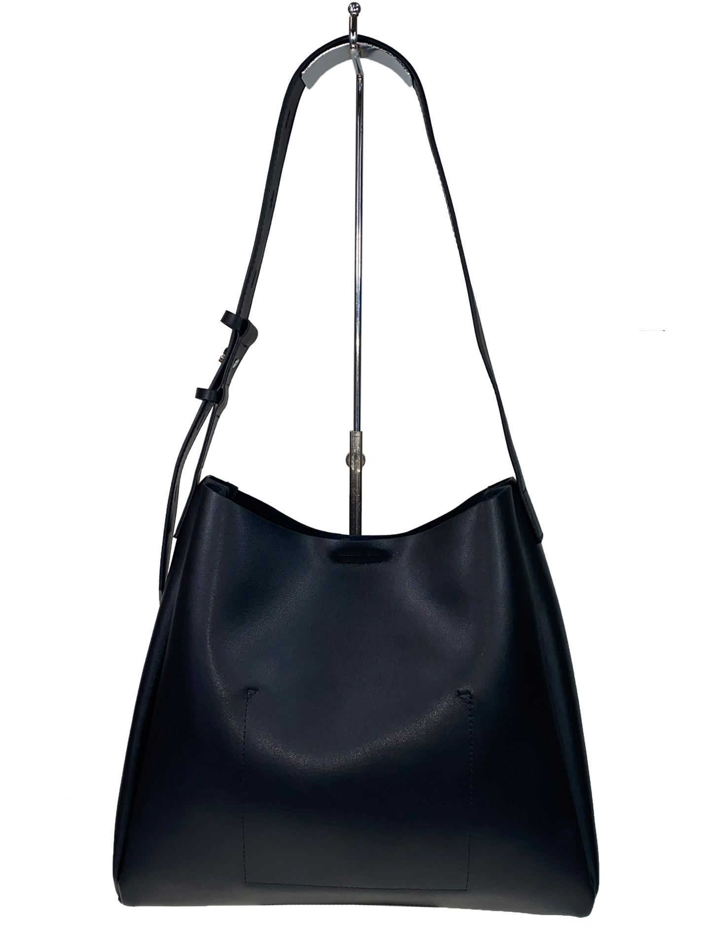 На фото 3 - Женская кожаная сумка на широком ремне, цвет чёрный