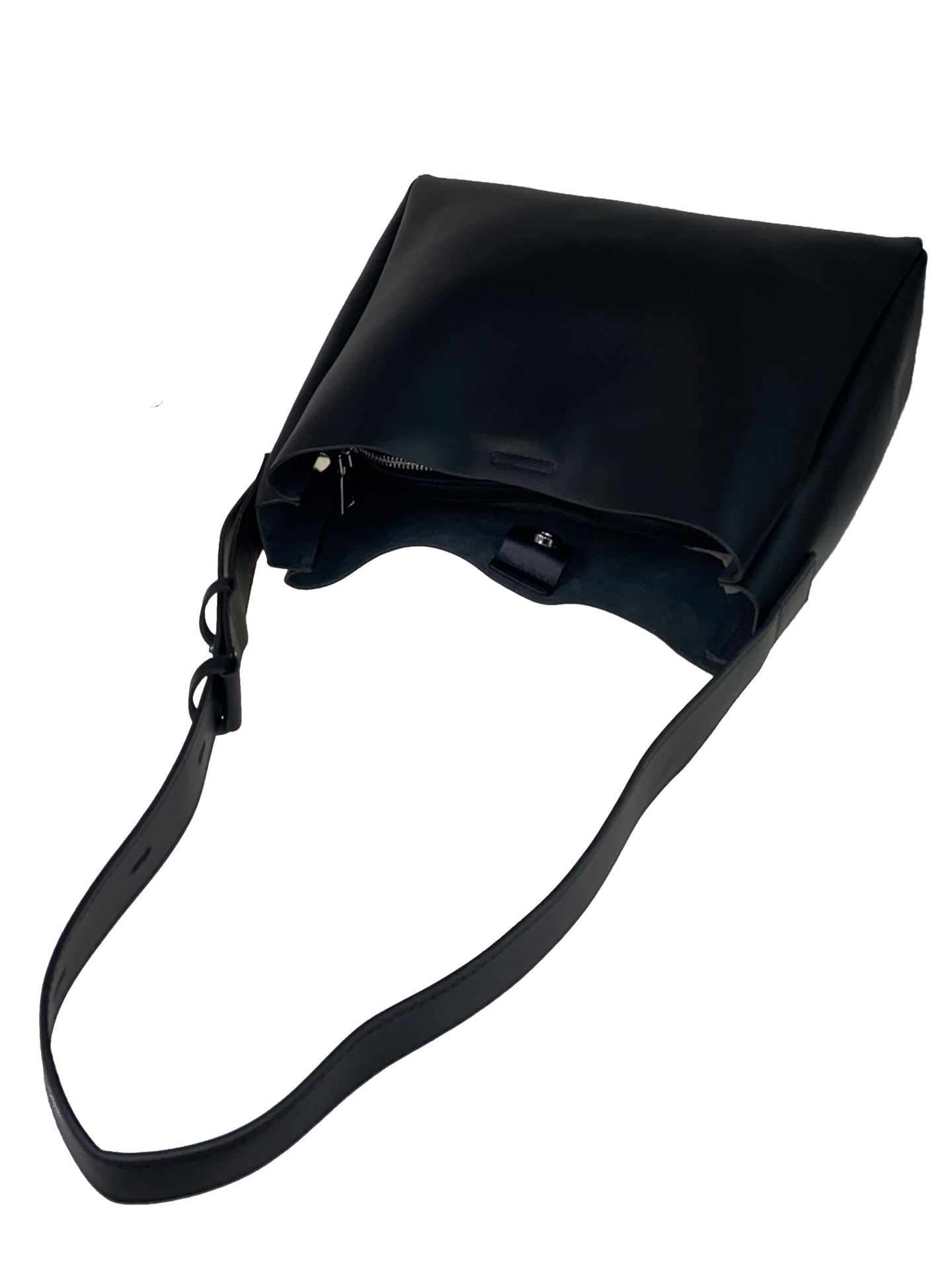На фото 4 - Женская кожаная сумка на широком ремне, цвет чёрный