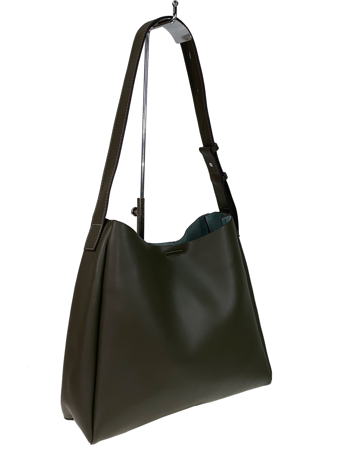 На фото 1 - Женская кожаная сумка на широком ремне, цвет хаки