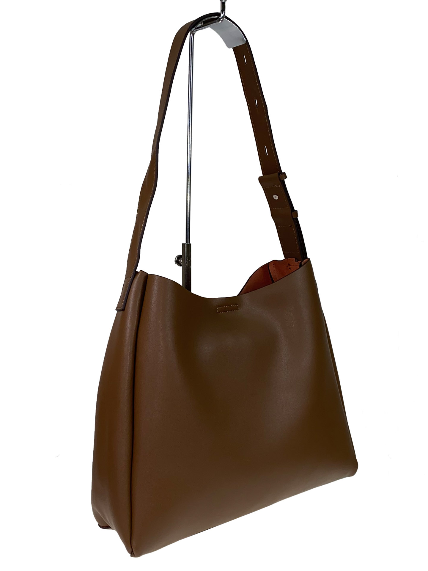 На фото 1 - Женская кожаная сумка на широком ремне, цвет коричневый
