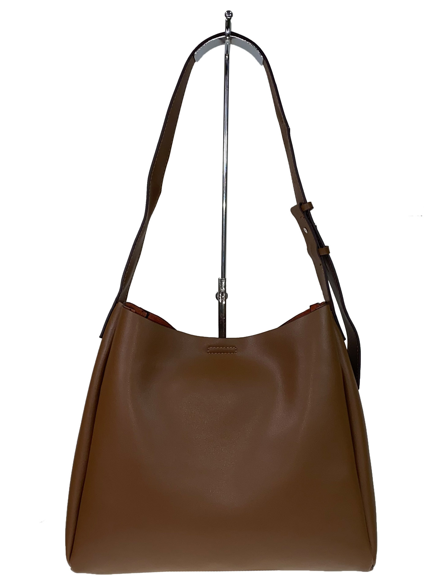 На фото 2 - Женская кожаная сумка на широком ремне, цвет коричневый
