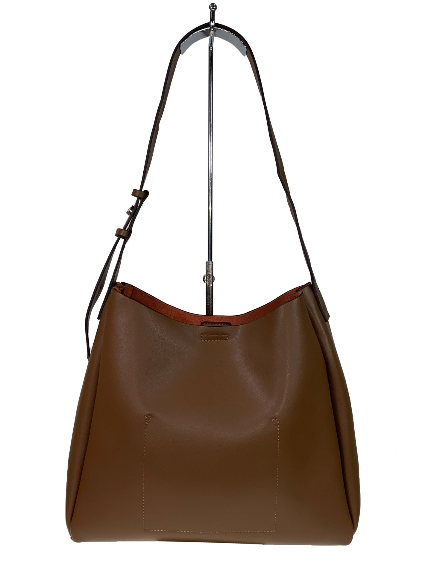 На фото 3 - Женская кожаная сумка на широком ремне, цвет коричневый