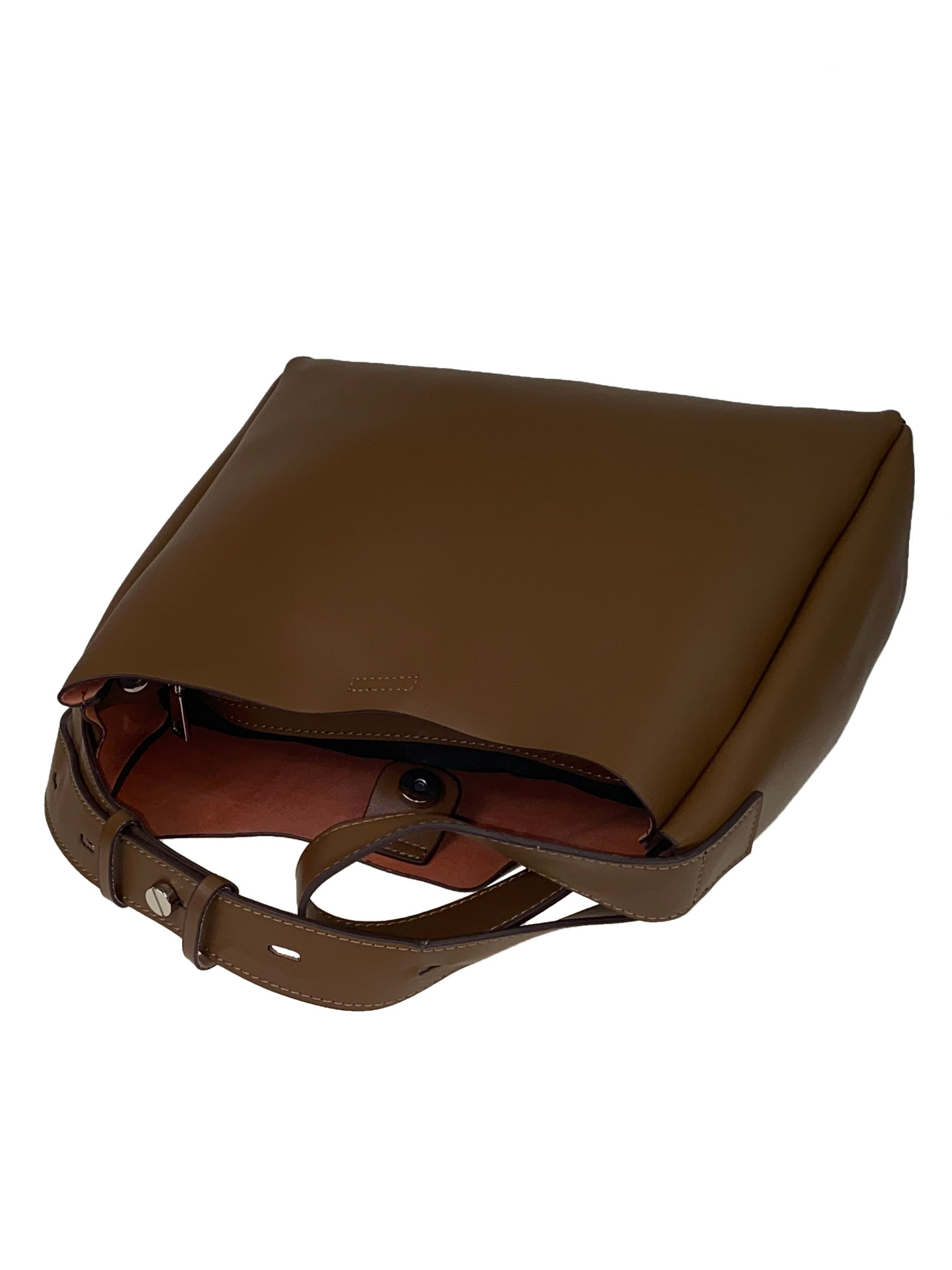 На фото 4 - Женская кожаная сумка на широком ремне, цвет коричневый