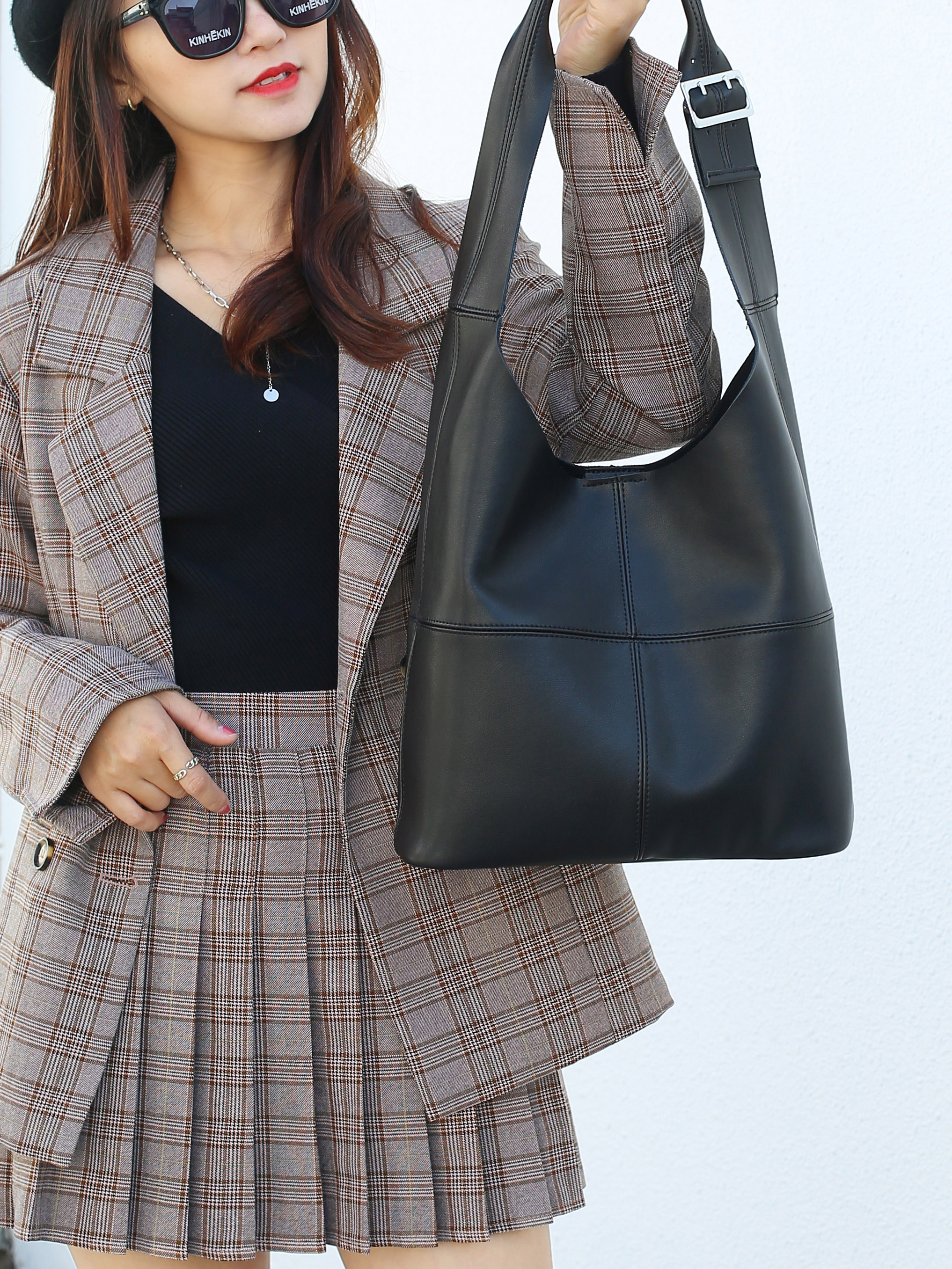 На фото 2 - Женская сумка из натуральной кожи, цвет чёрный
