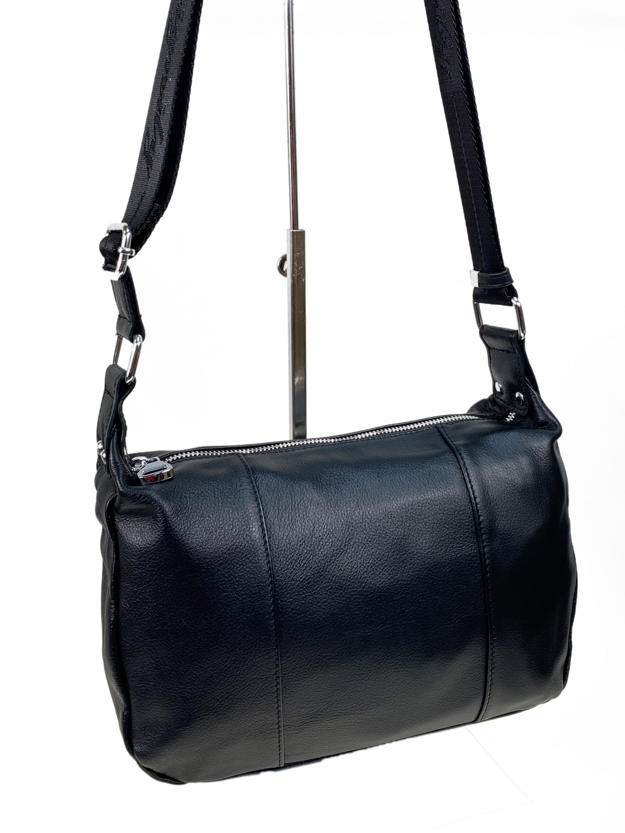 На фото 1 - Женская сумка кросс боди из натуральной кожи, цвет черный
