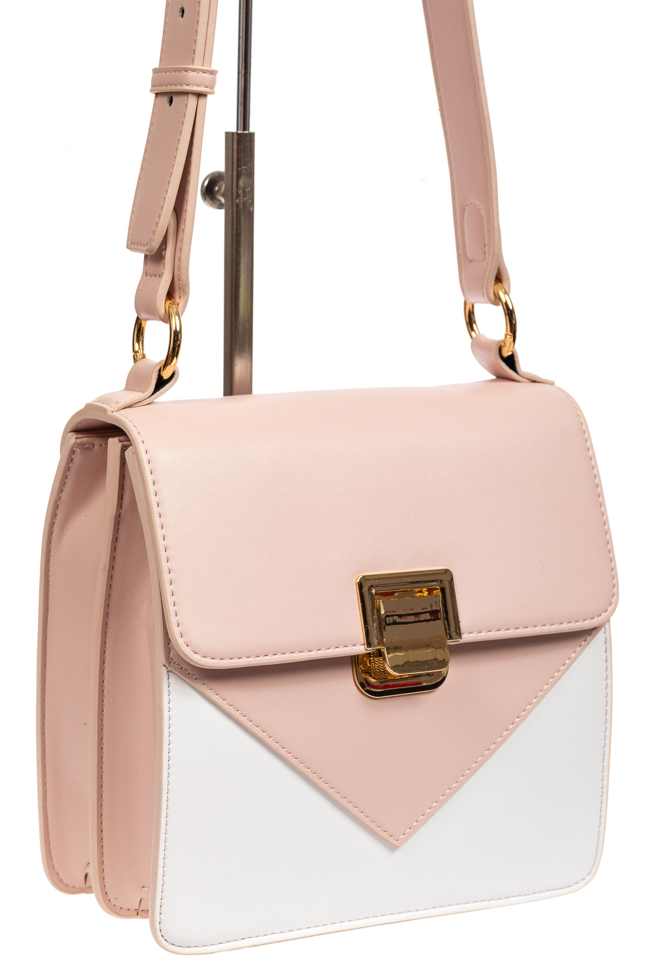На фото 1 - Маленькая каркасная женская сумка из экокожи, цвет розовый