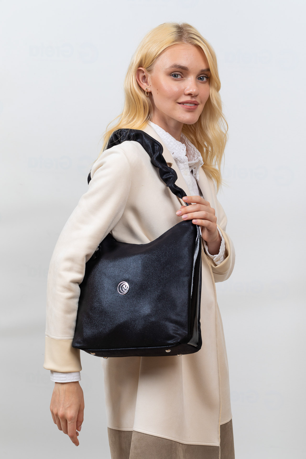 На фото 1 - Женская сумка хобо из искусственной кожи, цвет черный