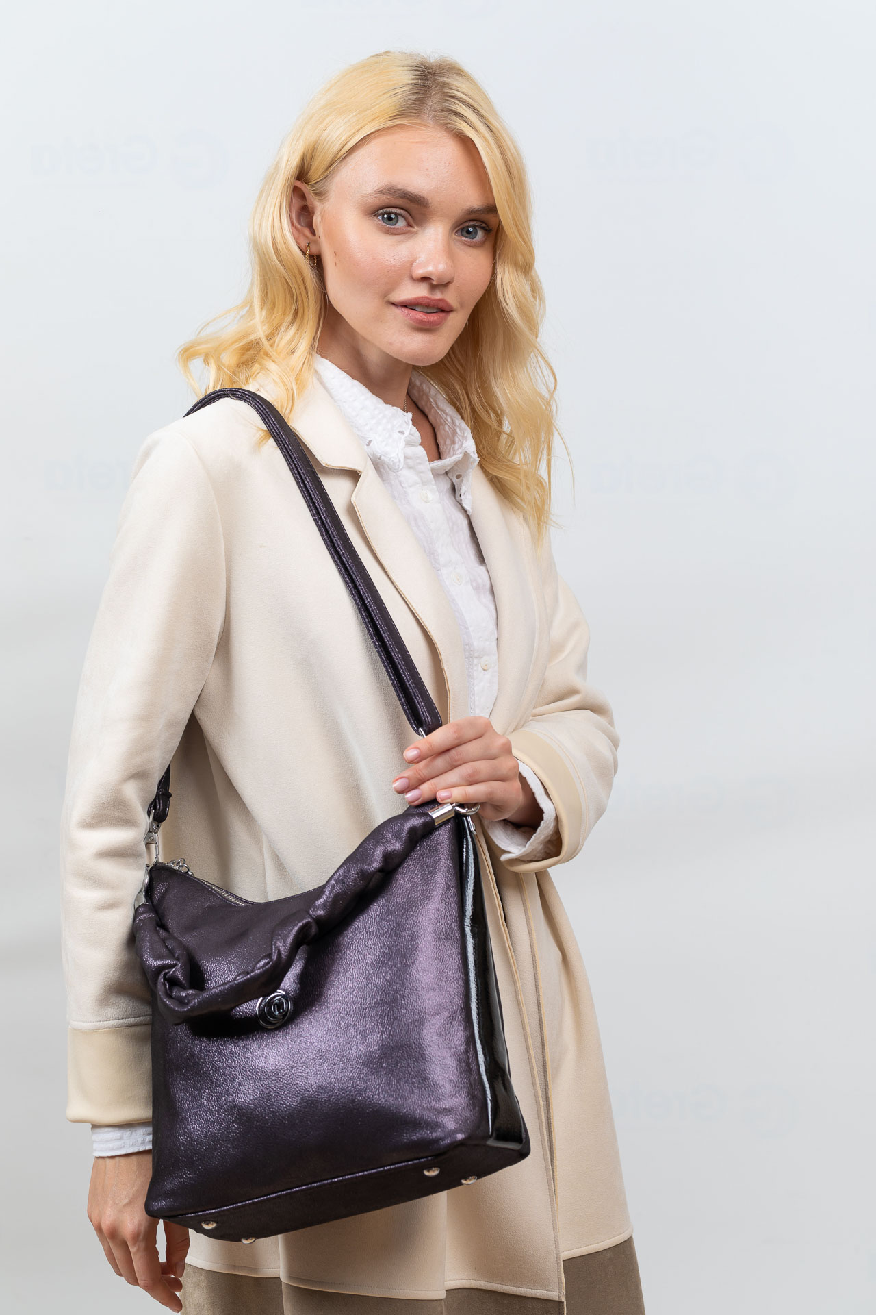 На фото 1 - Женская сумка хобо из искусственной кожи, цвет графит
