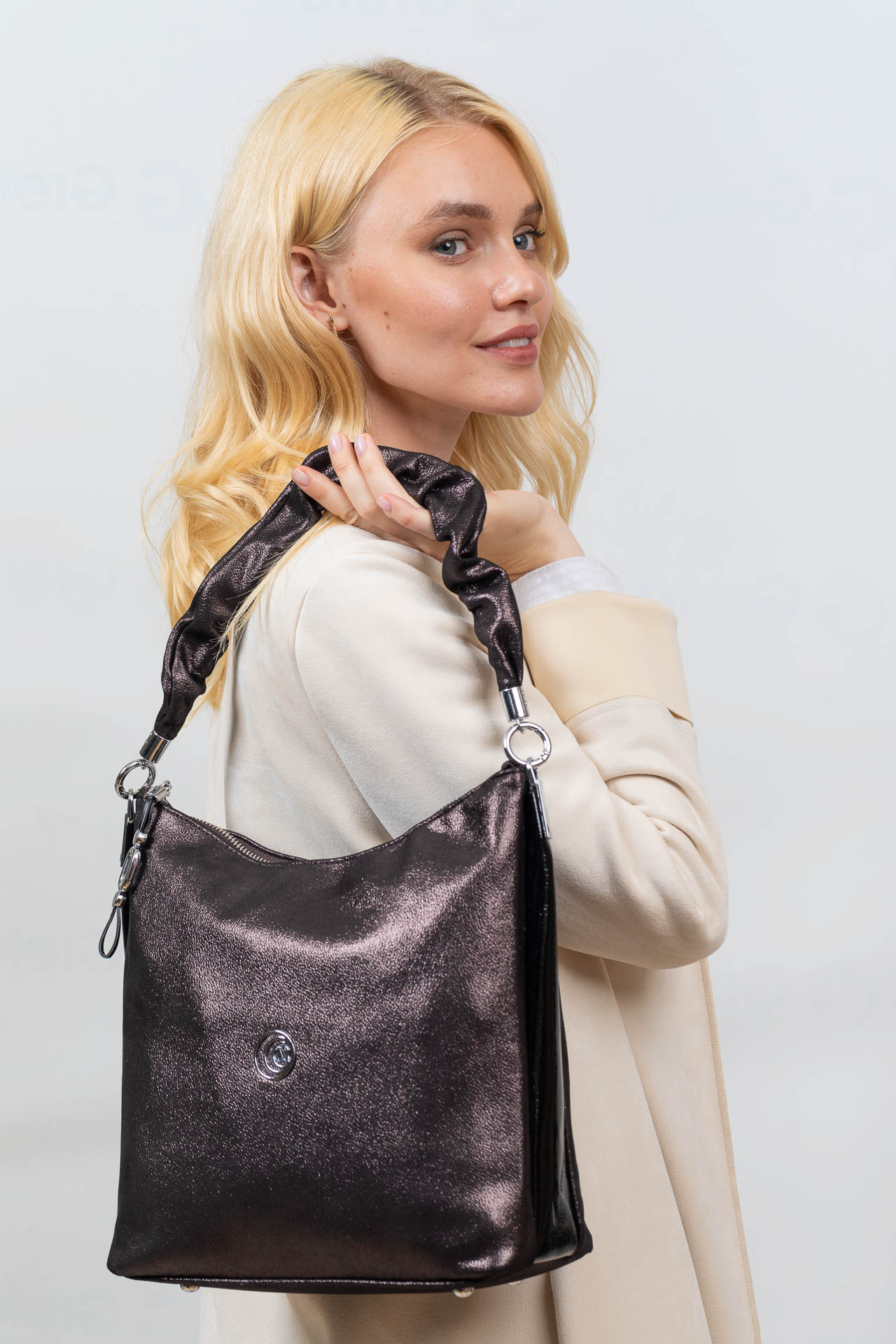 На фото 1 - Женская сумка хобо из искусственной кожи, цвет шоколад