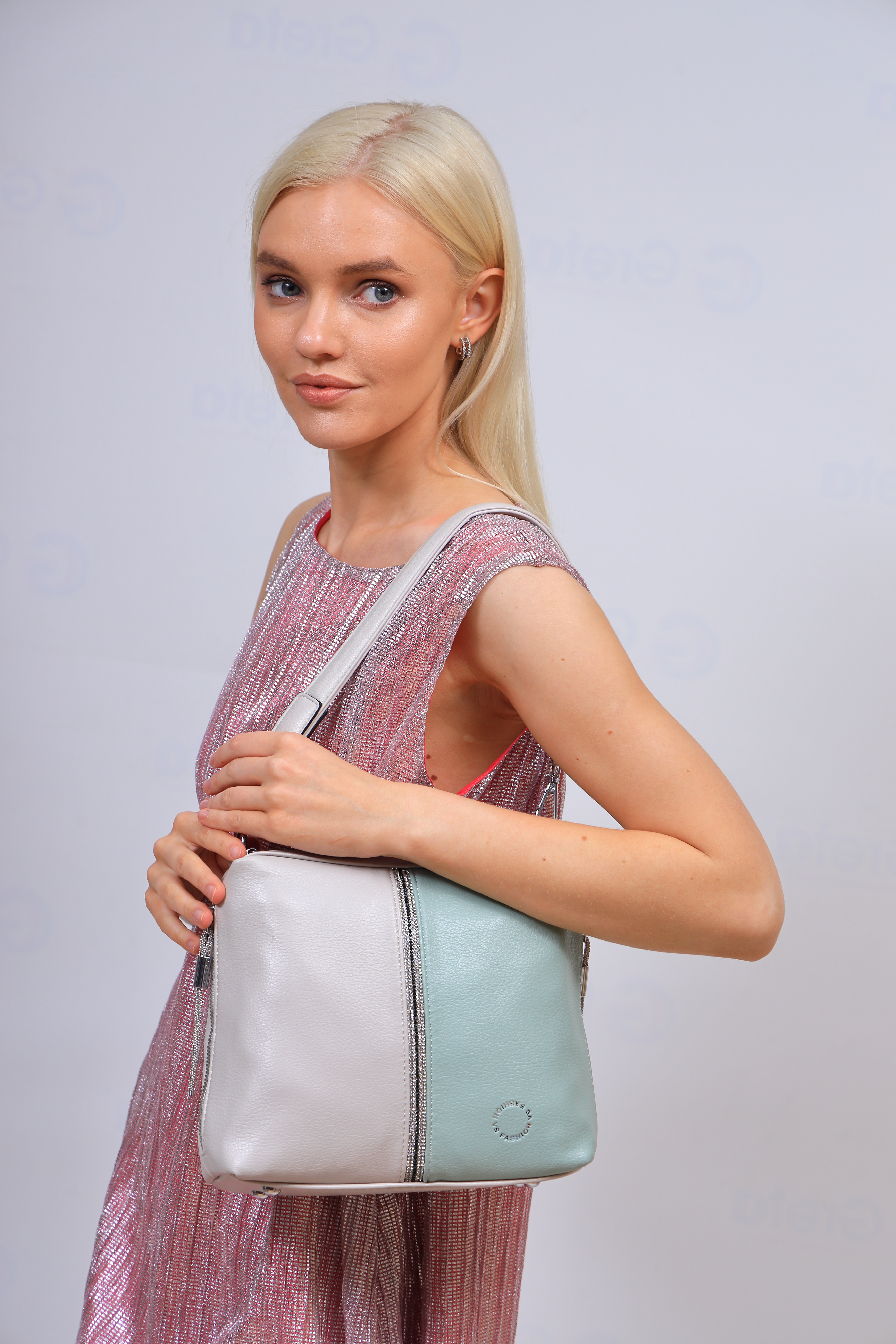 На фото 1 - Женская сумка из искусственной кожи, мультицвет