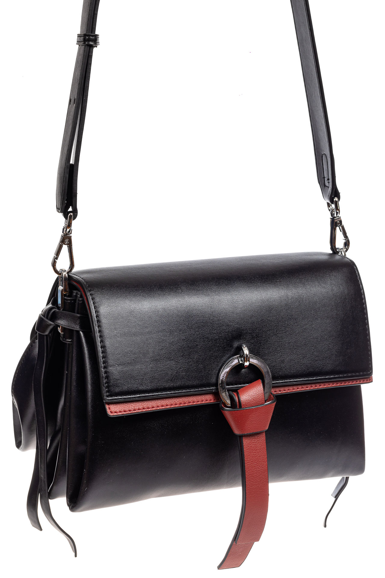 На фото 1 - Женская сумка из искусственной кожи с клапаном и подвесками, цвет черный