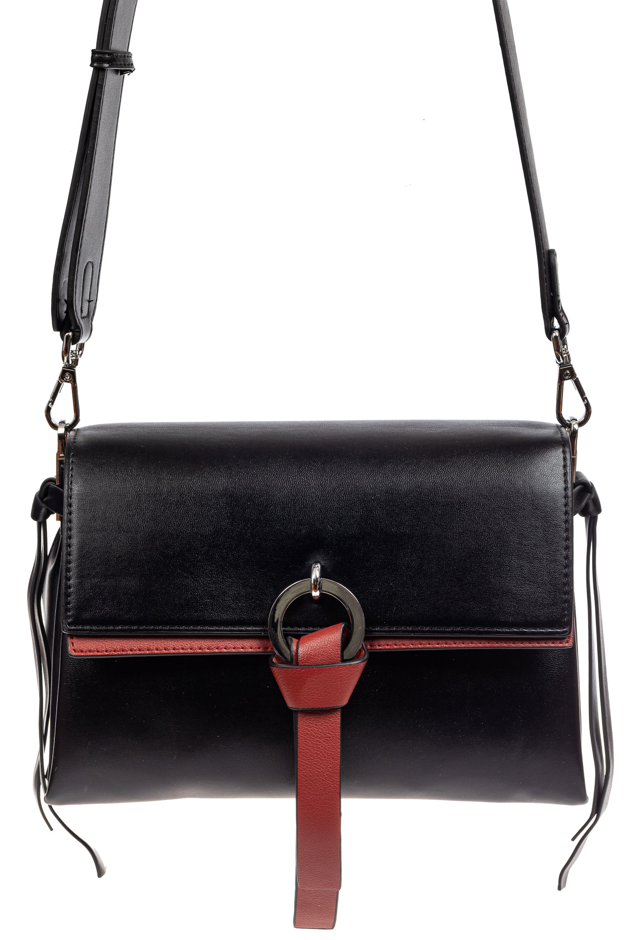На фото 2 - Женская сумка из искусственной кожи с клапаном и подвесками, цвет черный