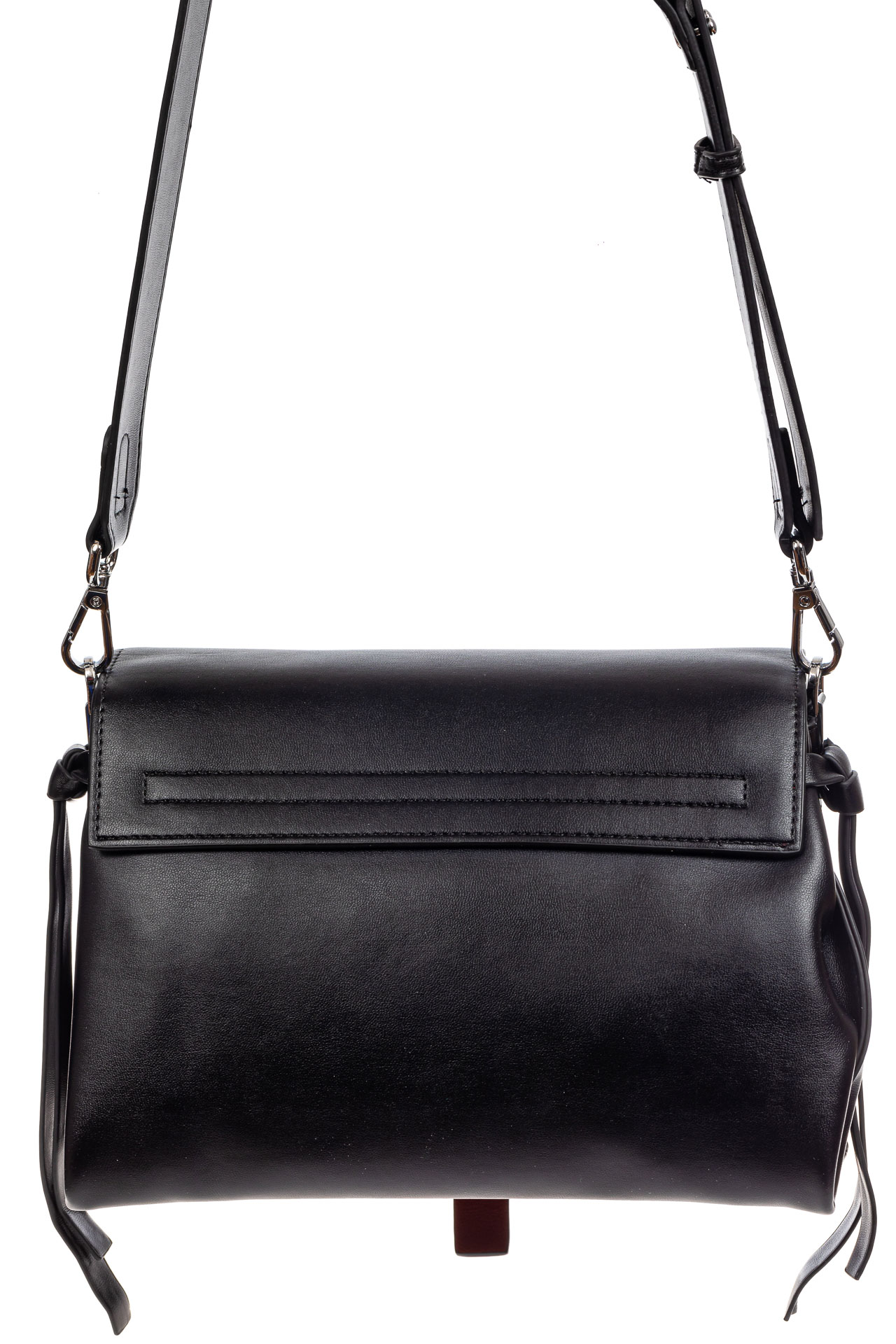 На фото 3 - Женская сумка из искусственной кожи с клапаном и подвесками, цвет черный