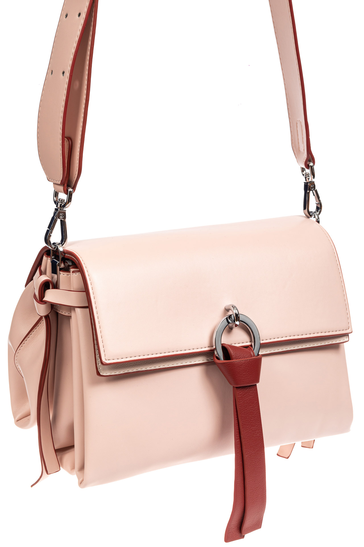 На фото 1 - Женская сумка из искусственной кожи с клапаном и подвесками, цвет розовый