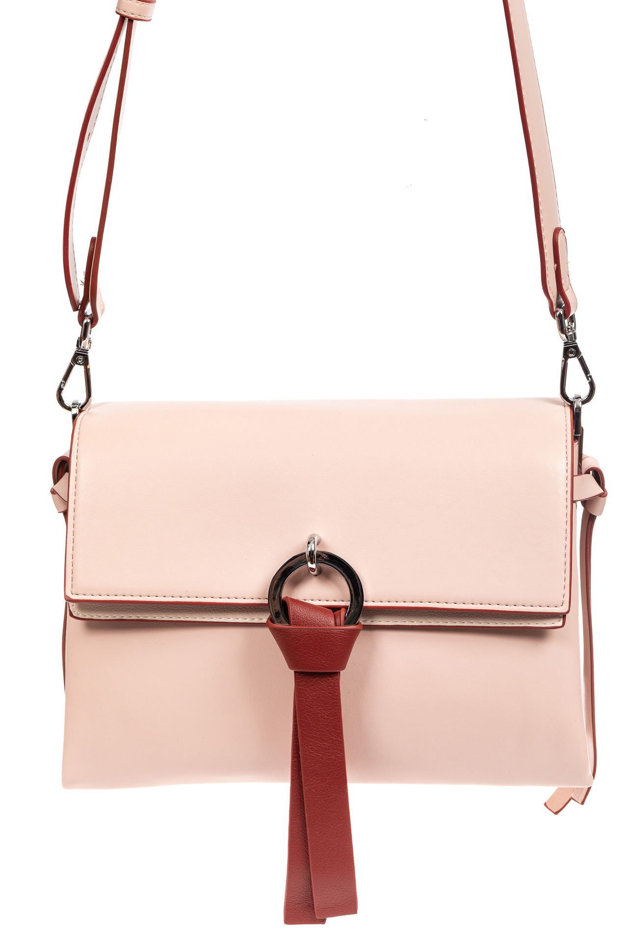 На фото 2 - Женская сумка из искусственной кожи с клапаном и подвесками, цвет розовый