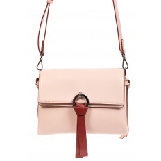 На фото 2 - Женская сумка из искусственной кожи с клапаном и подвесками, цвет розовый