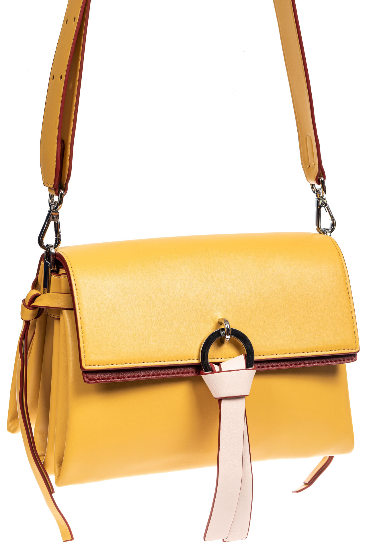 На фото 1 - Женская сумка из искусственной кожи с клапаном и подвесками, цвет желтый
