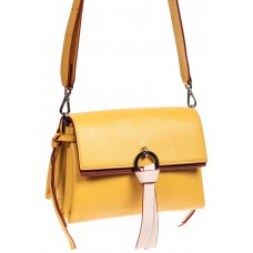 На фото 1 - Женская сумка из искусственной кожи с клапаном и подвесками, цвет желтый