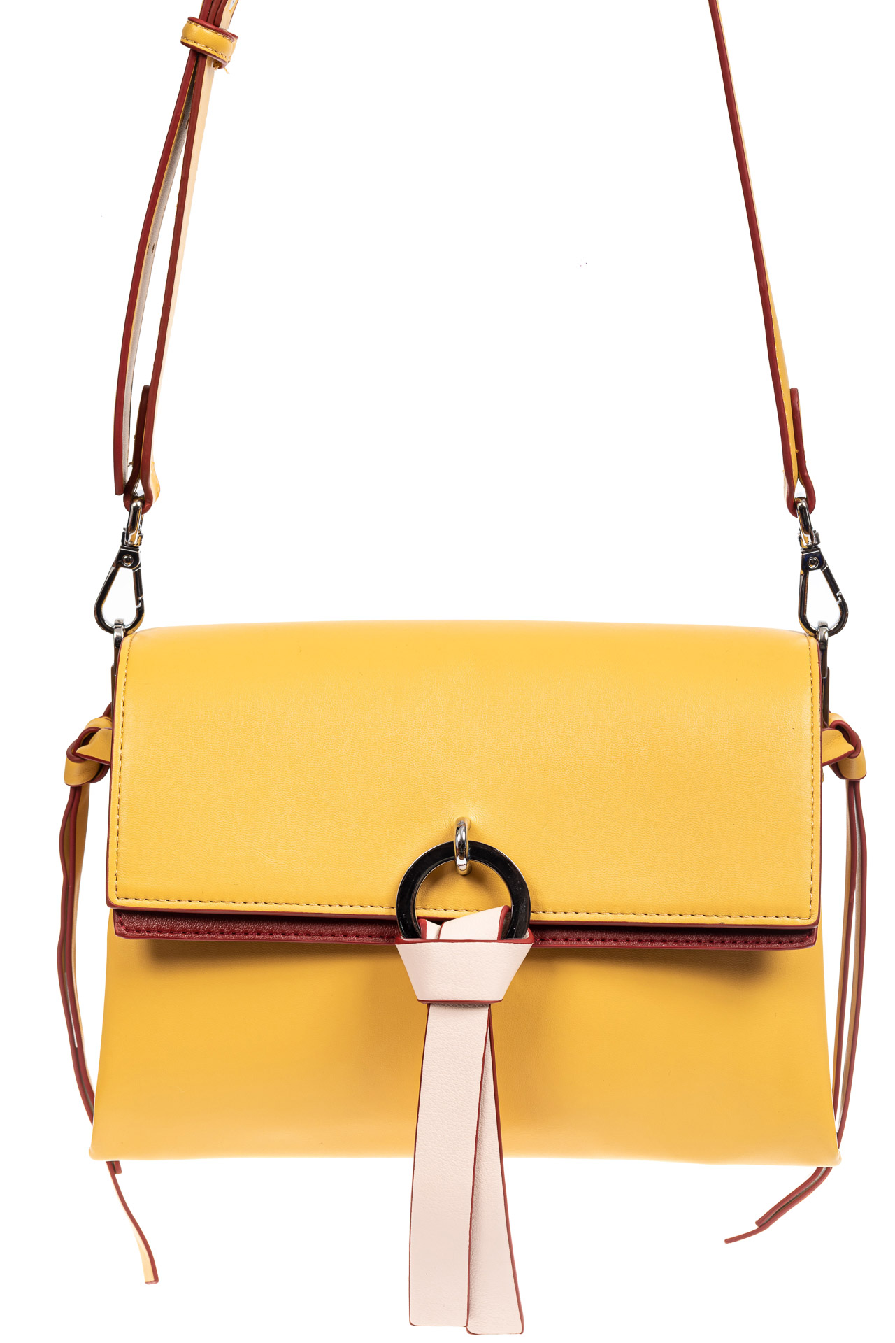 На фото 2 - Женская сумка из искусственной кожи с клапаном и подвесками, цвет желтый