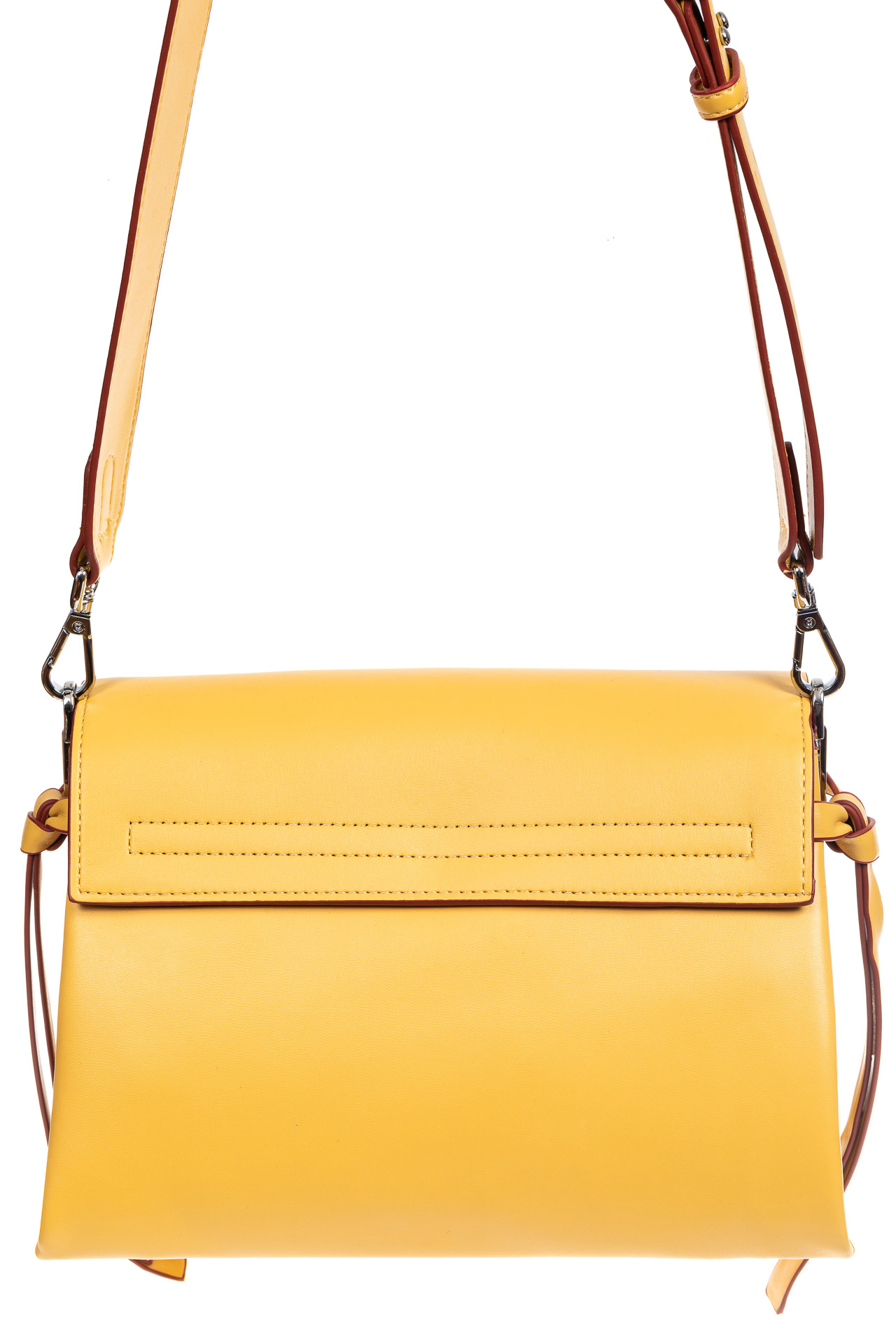 На фото 3 - Женская сумка из искусственной кожи с клапаном и подвесками, цвет желтый
