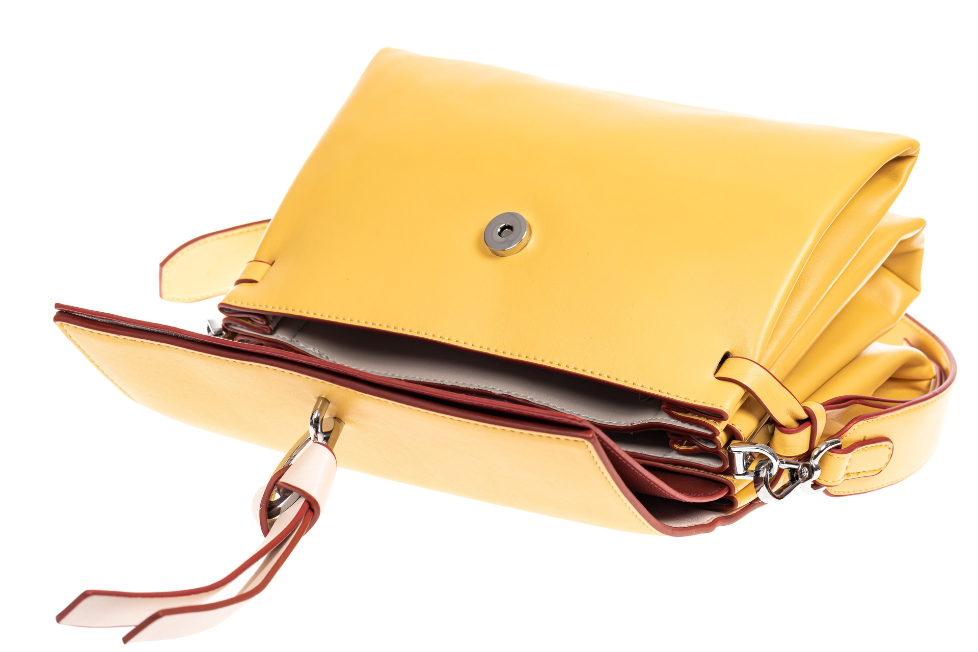 На фото 4 - Женская сумка из искусственной кожи с клапаном и подвесками, цвет желтый