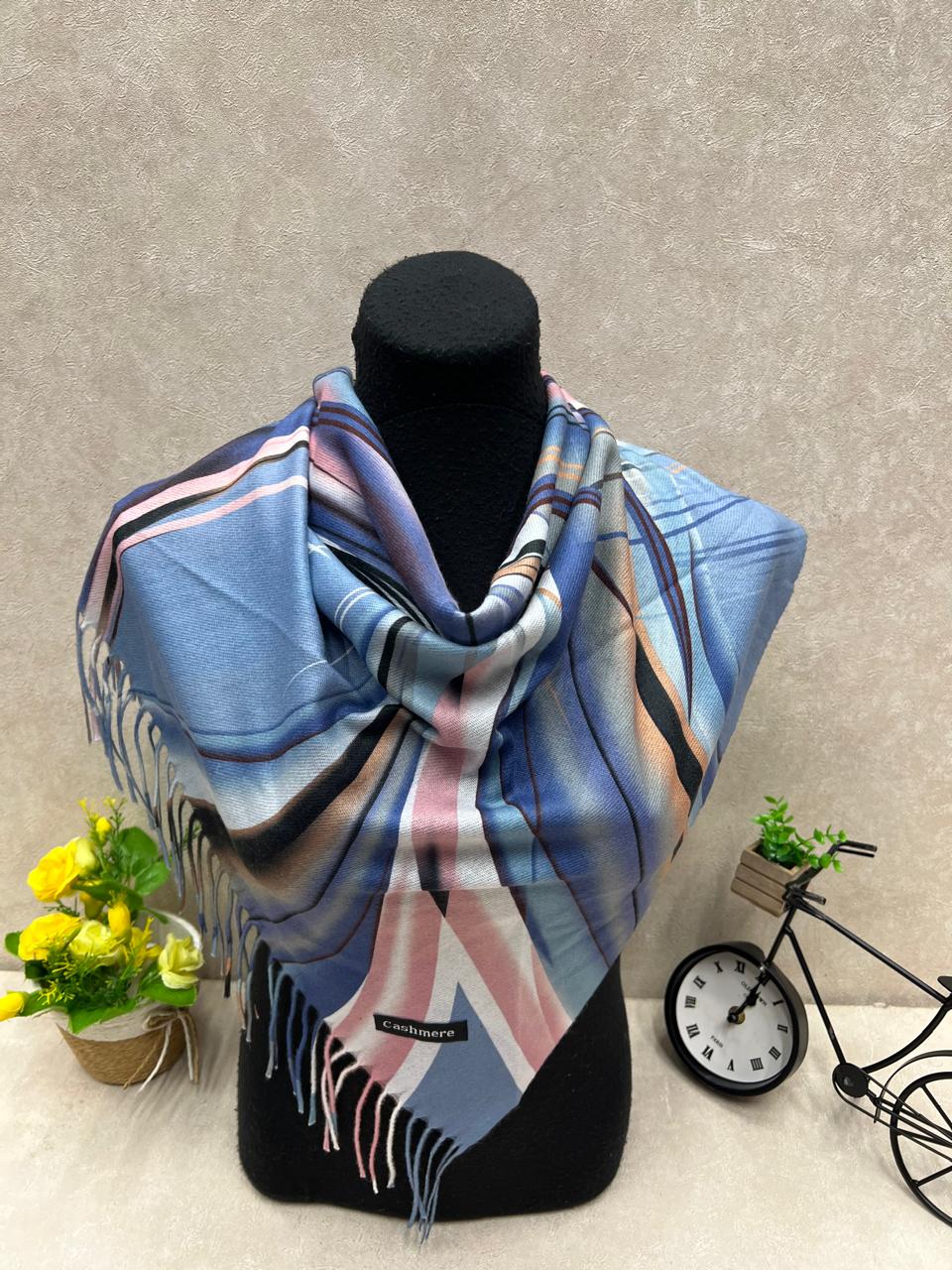 На фото 1 - Платок из кашемира мультицвет
