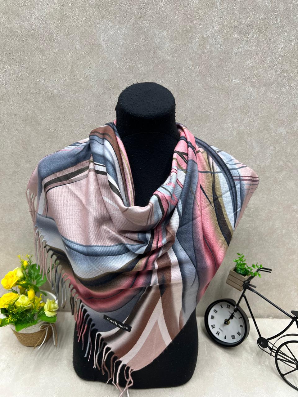 На фото 1 - Платок из кашемира мультицвет