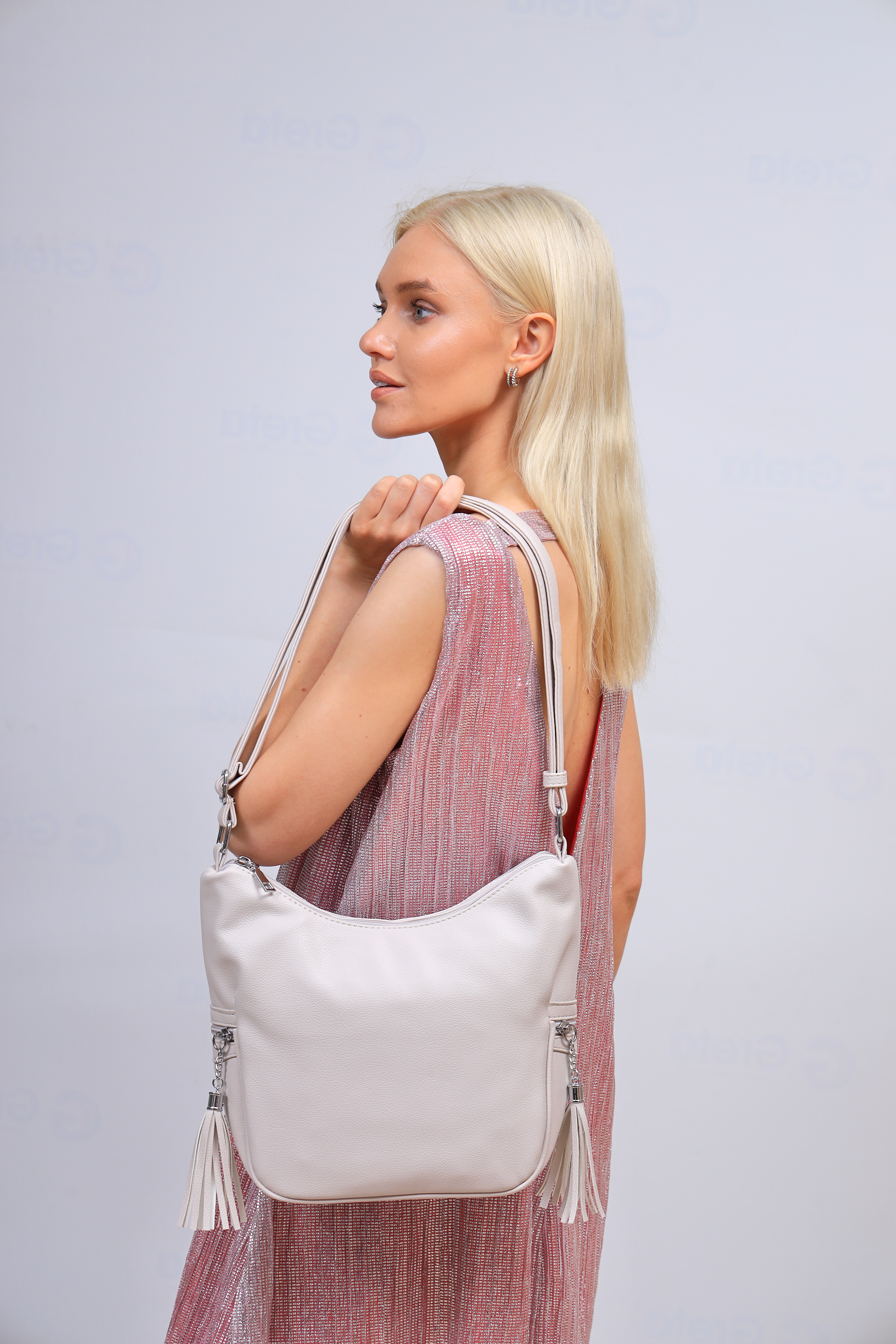 На фото 1 - Женская сумка хобо из искусственной кожи, цвет  светло бежевый
