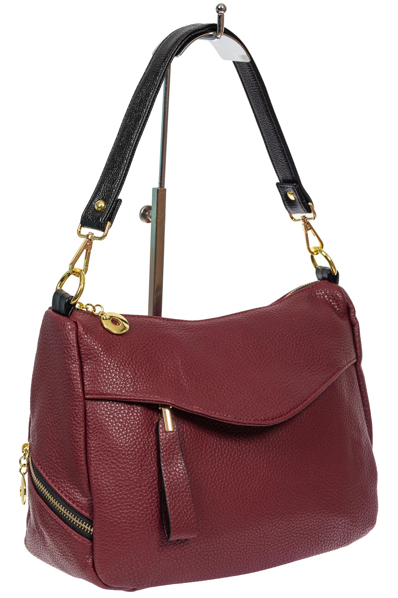 На фото 1 - Женская сумка из фактурной искусственной кожи с подвеской, цвет бордовый