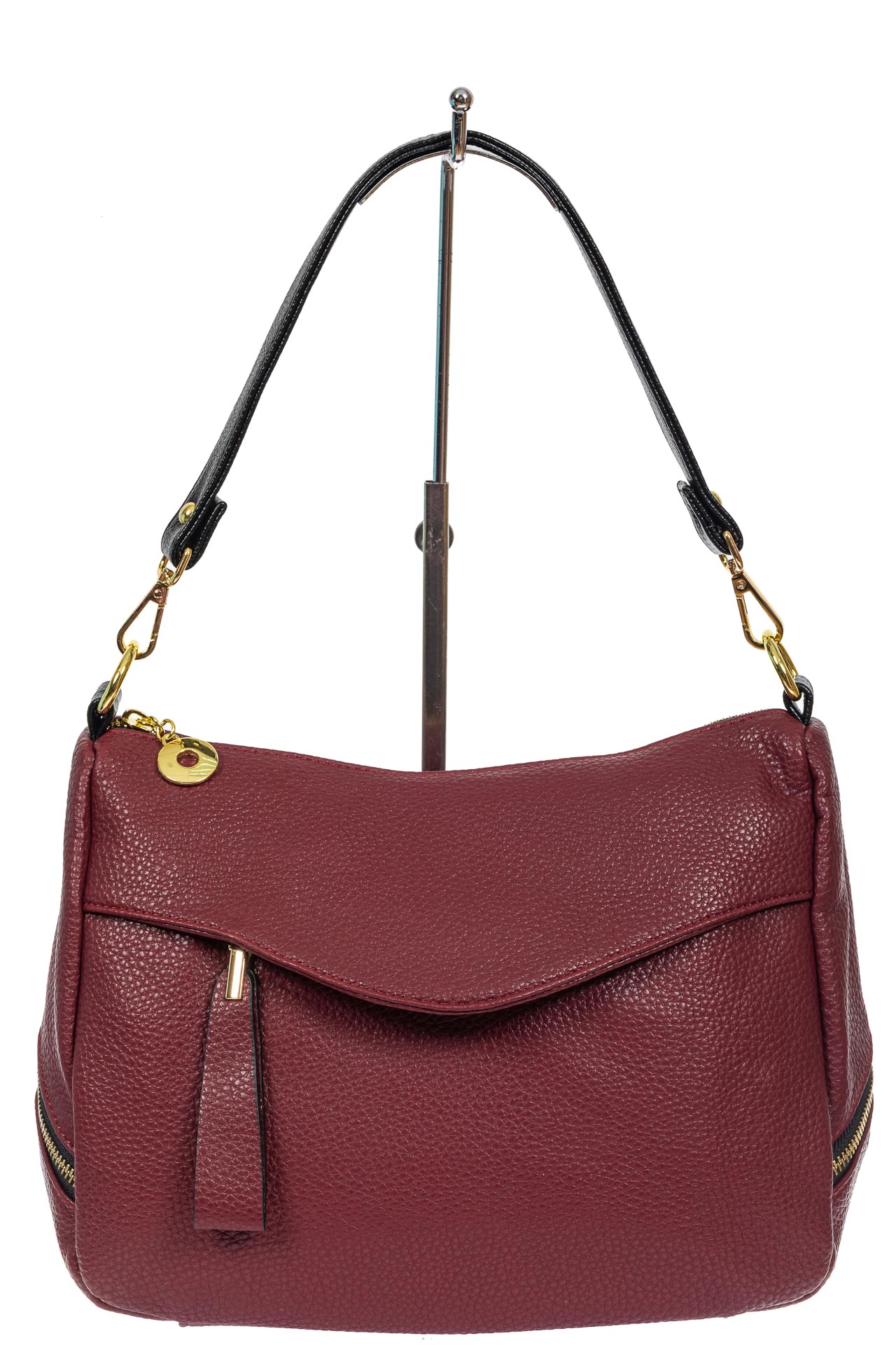 На фото 2 - Женская сумка из фактурной искусственной кожи с подвеской, цвет бордовый