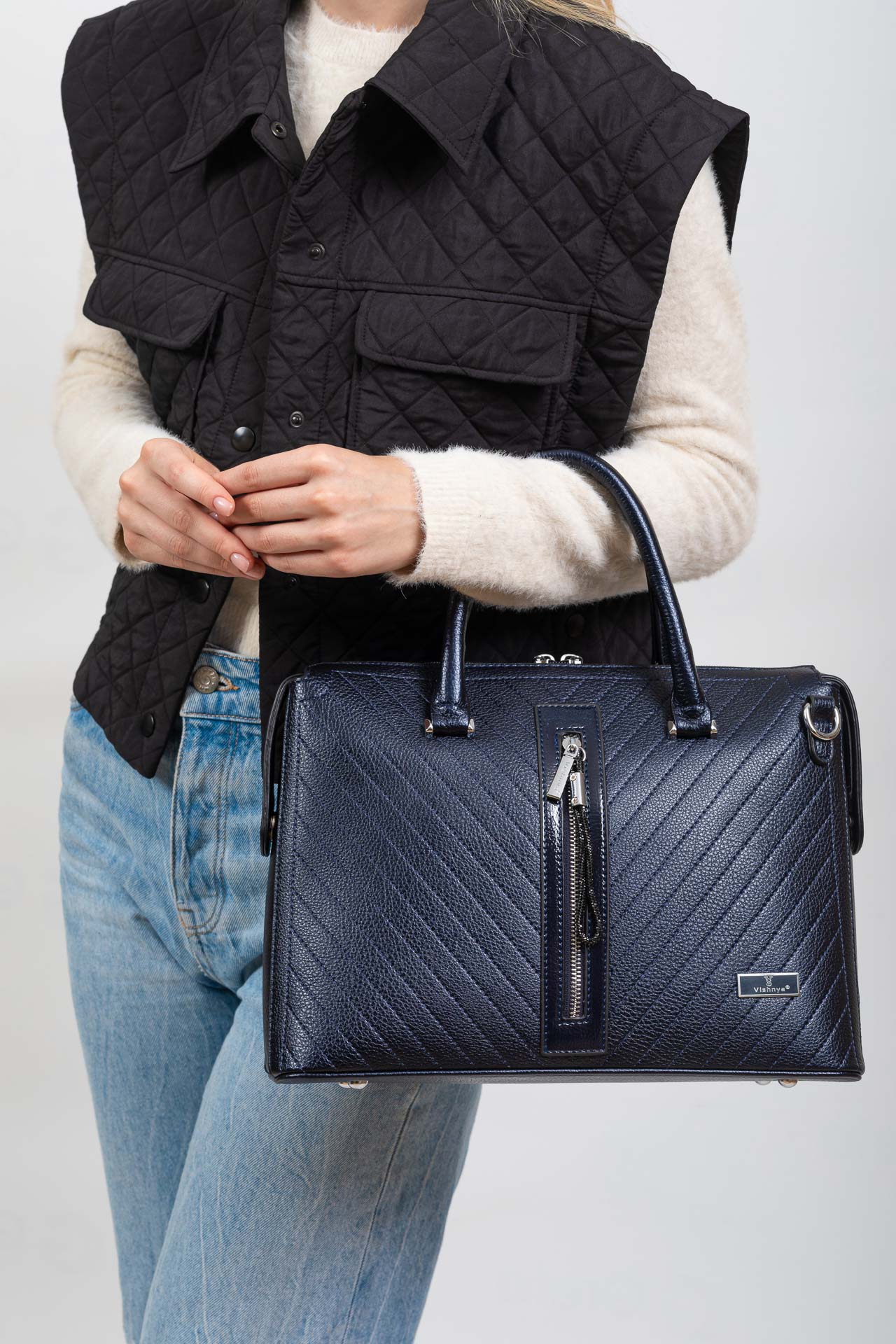 На фото 1 - Женская сумка из экокожи с подвеской, цвет тёмно-синий