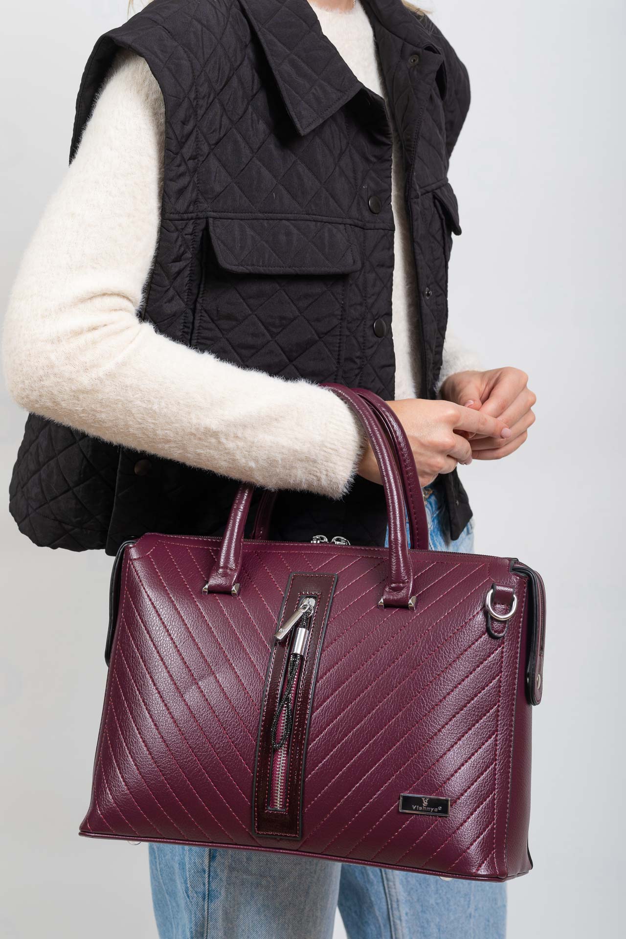 На фото 1 - Женская сумка из экокожи с подвеской, цвет вишнёвый