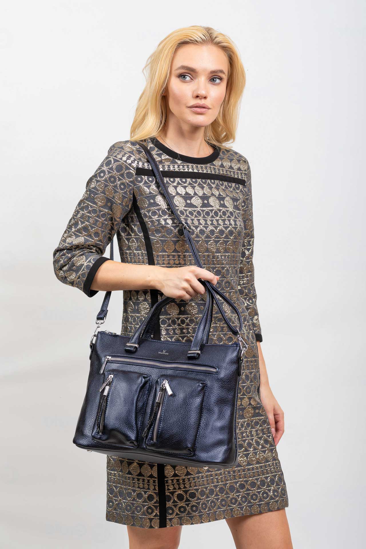 На фото 1 - Классическая женская сумка из искусственной кожи, тёмно-синяя