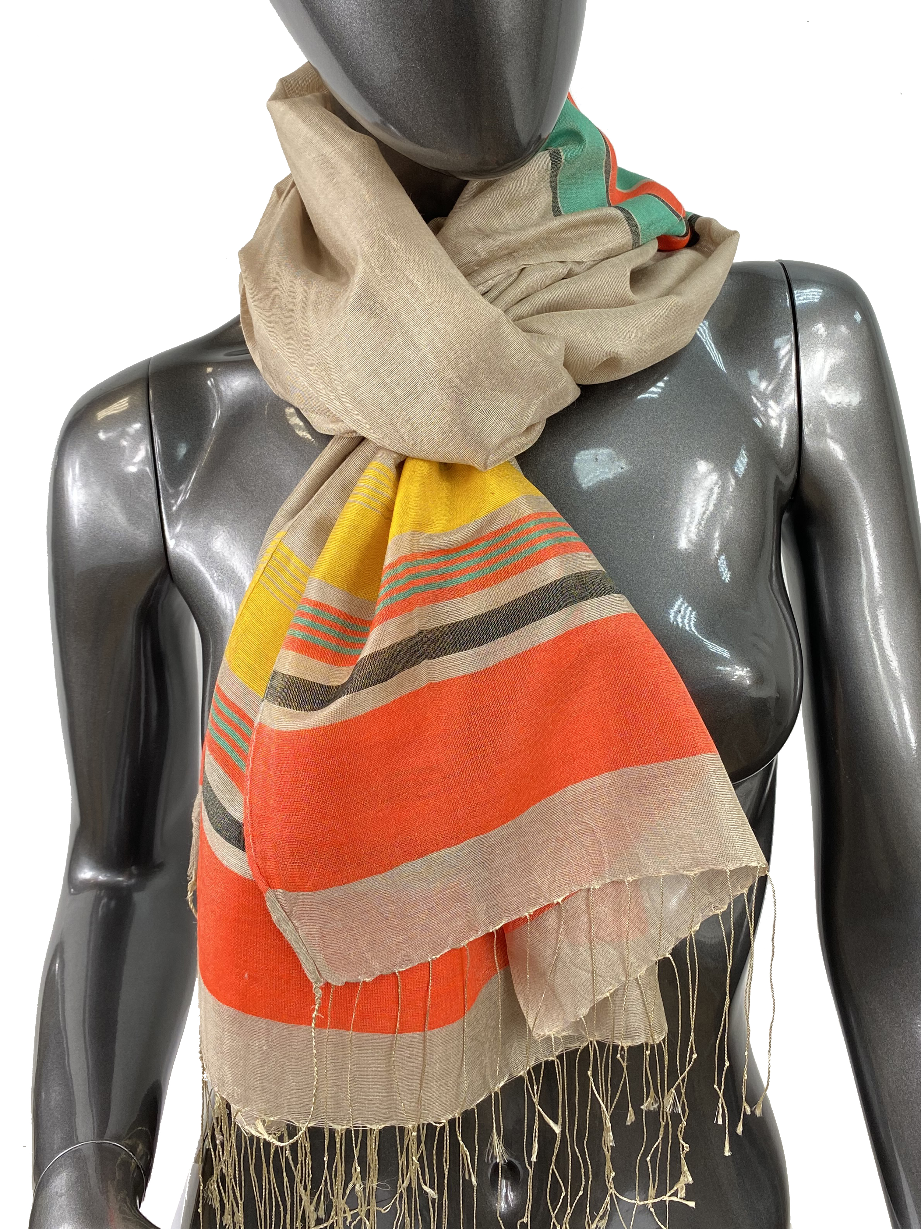 На фото 1 - Лёгкий шарф-палантин в полоску, цвет бежевый