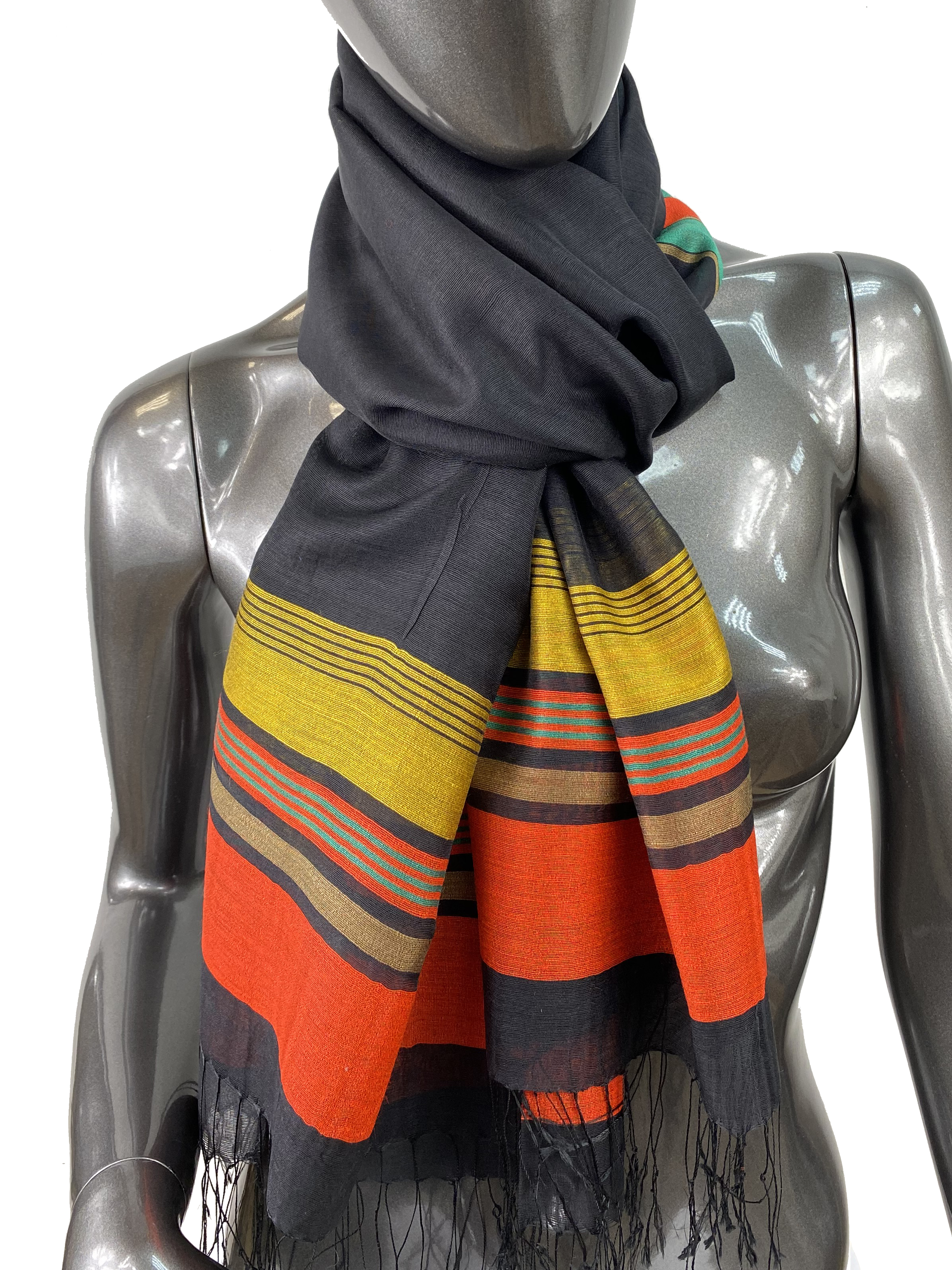 На фото 1 - Лёгкий шарф-палантин в полоску, цвет чёрный