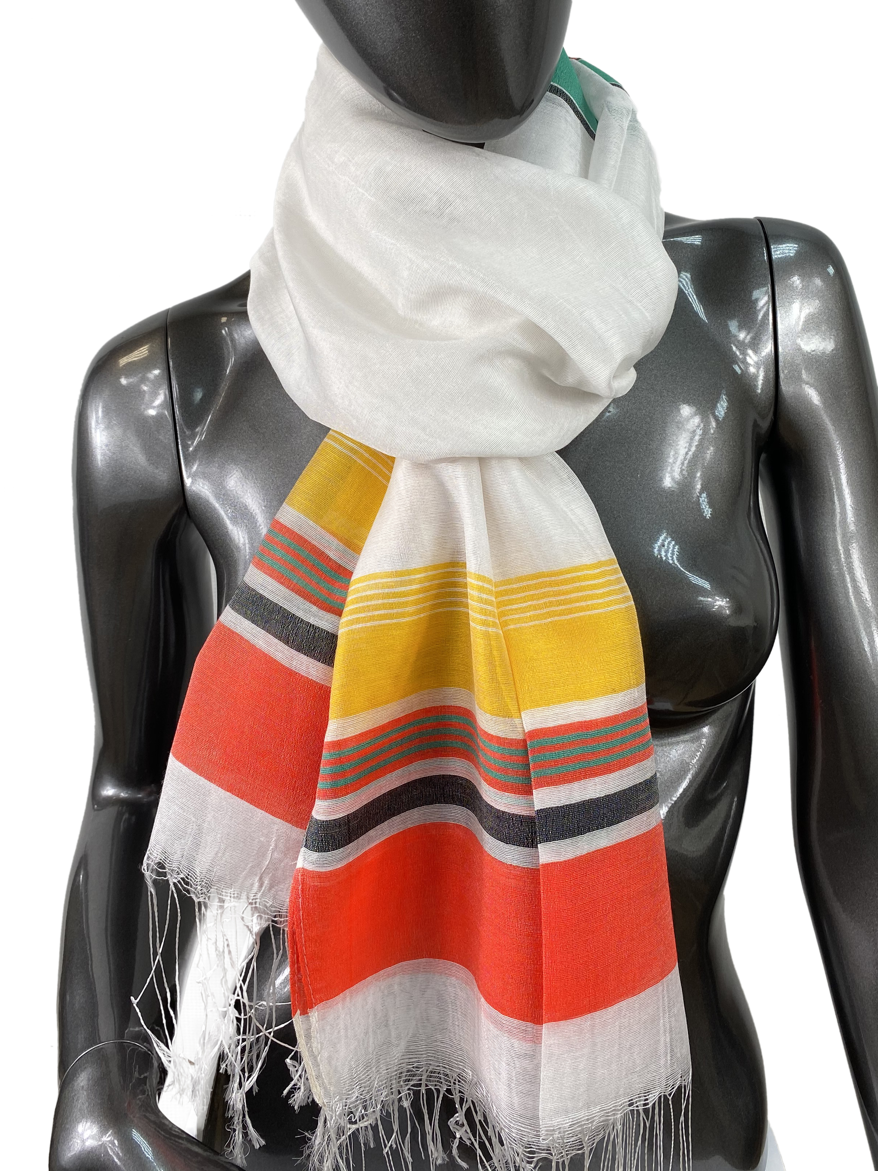 На фото 1 - Лёгкий шарф-палантин в полоску, цвет белый