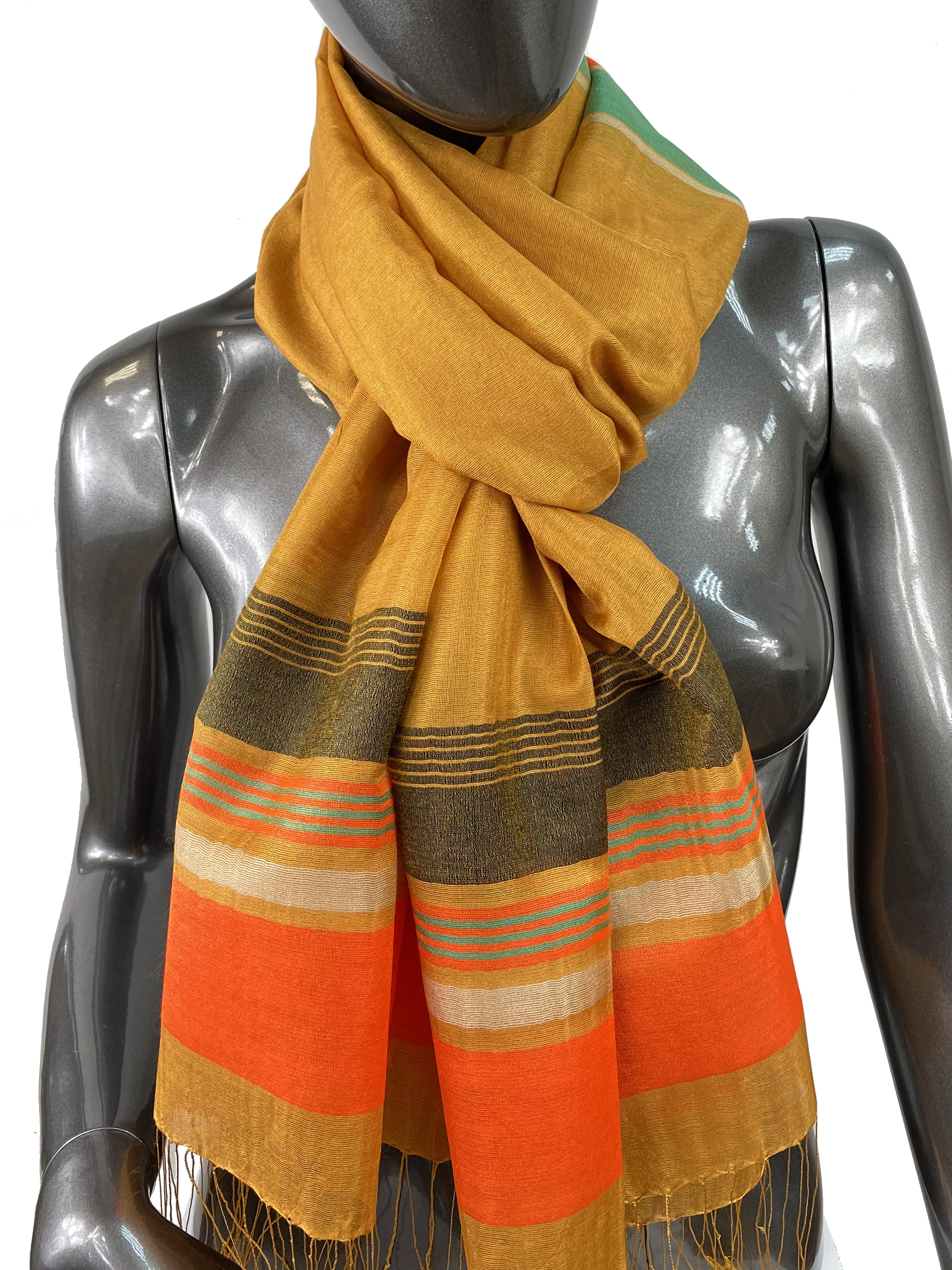 На фото 1 - Лёгкий шарф-палантин в полоску, цвет янтарный
