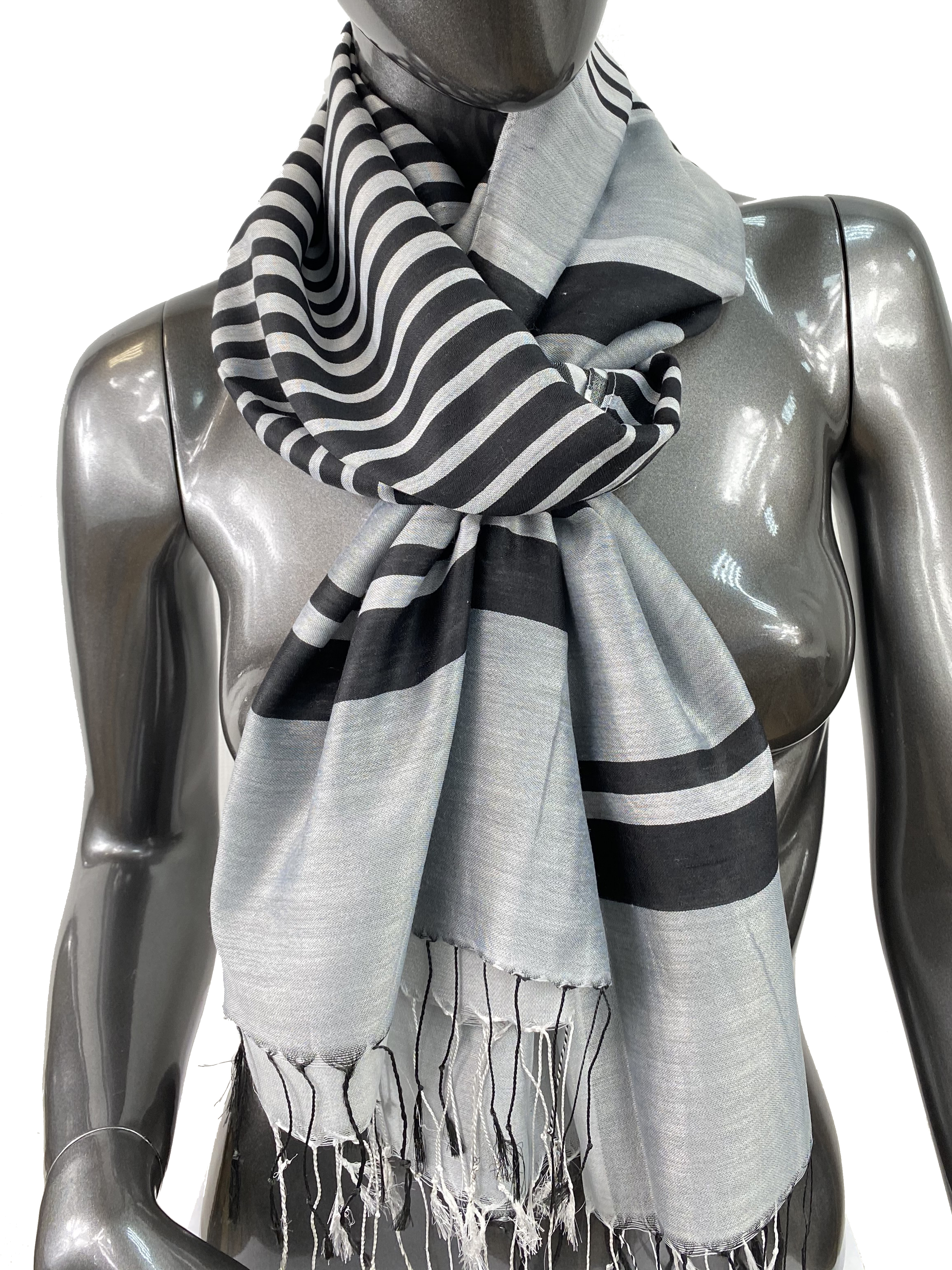 На фото 1 - Лёгкий шарф-палантин в полоску, цвет чёрный с белым