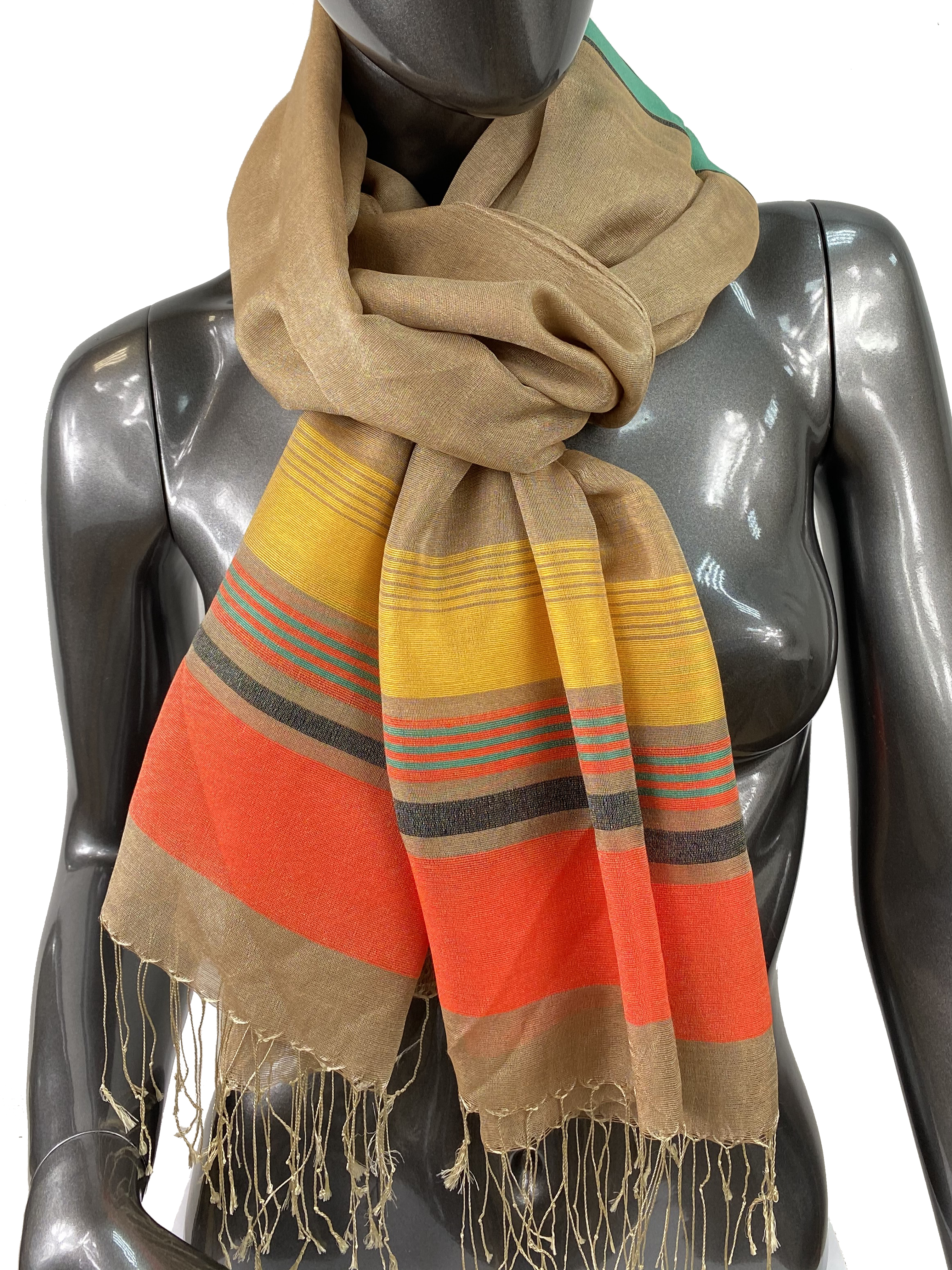 На фото 1 - Лёгкий шарф-палантин в полоску, цвет золотистый