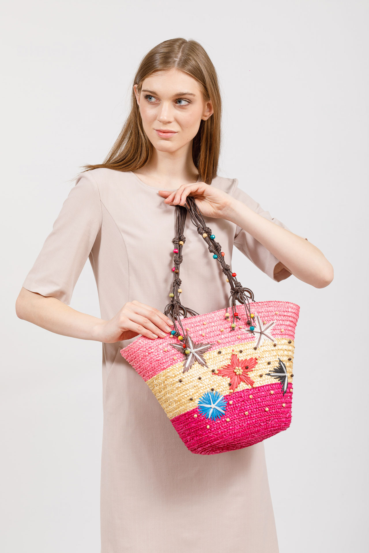На фото 5 - Женская сумка-ведерко из соломы, цвет бежево-розовый